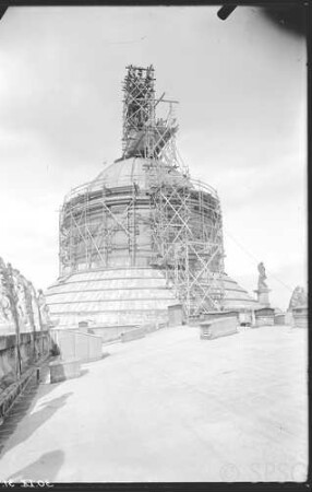 Potsdam, Neues Palais, Ansicht eines Teils des Daches und der eingerüsteten Kuppel.