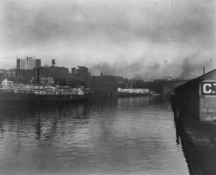 Auf dem Fluss : Blick auf vorbeifahrende Dampfer. Vermutlich im Hafen von New York City.