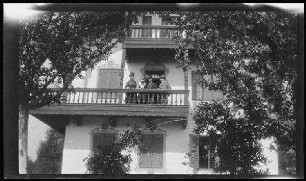 Prien a.Chiemsee (Lkr. Rosenheim): "Familie von Crailsheim" auf einem Balkon eines stattlichen Anwesens