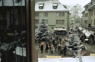 Staufen: Weihnachtsmarkt; Marktplatz vom Rathaus aus gesehen