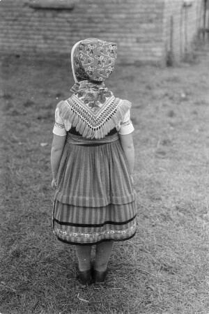 Mädchen in Schleifer Tracht in Schleife. : Holca w Slepjanskej drasće w Slepom.