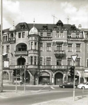 Dresden-Blasewitz, Schillerplatz 1/2. Doppelwohnhaus mit Läden. 1894/1895. Straßenfront