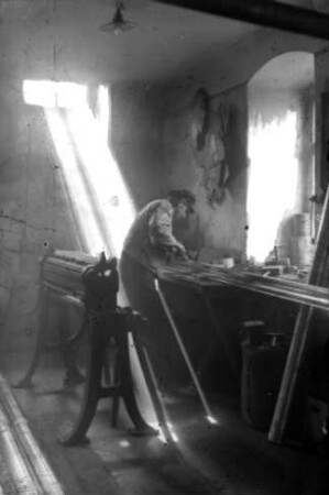 Arthur Krauße in der Werkstatt beim Dachrinnen löten