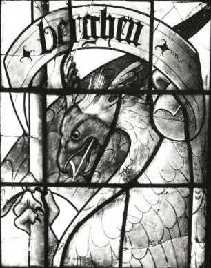 Greif mit Wappen derer von Glymes. Glasmalerei, 1459/1460. Ausschnitt: Kopf des Greifen und Fahne mit Inschrift. Bad Wilsnack, Pfarrkirche Sankt Nikolai n VIII (1-3 f). Ausstellung "Mittelalterliche Glasmalerei in der DDR", Erfurt 1989/1990. Kat. Nr. 46