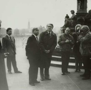 Ministerpräsident Prof. Dr. Kurt Biedenkopf und Begleitung besichtigen die Terrasse und angrenzende Bauten