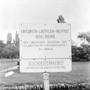 Informationsschild des Friedrich-Loeffler-Instituts auf der Insel Riems (Greifswald) im Labor