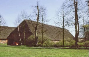 Herrenhaus Blumendorf: Scheune, mit Wiese davor