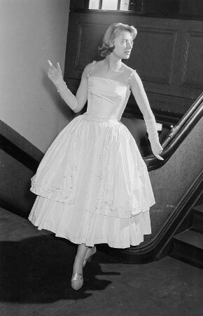 Modeaufnahmen, Frau im eleganten Abendkleid
