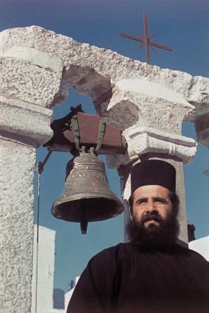 Mönch des Johannesklosters in Chora auf Patmos : Reisefotos Griechenland. Patmos. Chora. Johanneskloster. Mönch vor einer Glocke