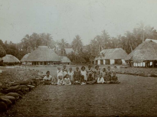 "Rue du village à Toga sur Savaii. Samoa".