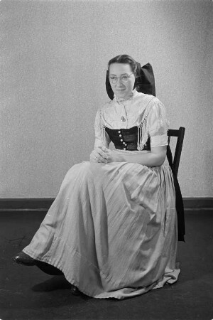 Frau in sorbischer katholischer Tracht. : Žona w serbskej katolskej narodnej drasće.