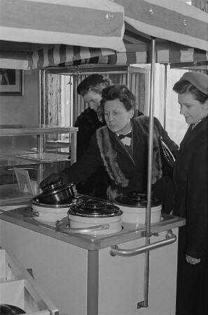 Ausstellung:"Technik im Wandel", Besucherinnen vor einem Speiseeisverkaufswagen