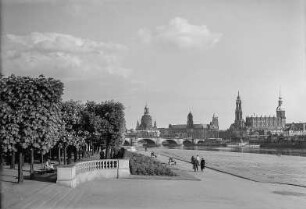 Dresden, Blick vom Neustädter Elbufer, Pavillon am Japanischen Palais nach Südosten auf die Altstadt mit Augustusbrücke, Frauenkirche, Ständehaus und Hofkirche