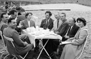 Schondorf: Gruppe am Tisch