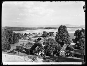 Blick über Dornhennersdorf zum Iserkamm