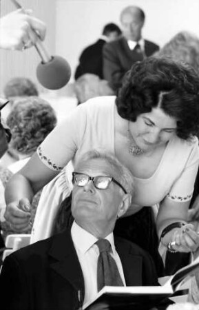 25. Jubiläumstagung 1975 Medizin; Bayrisches Frühstück: Sir Hans A. Krebs, Frau im Dirndl