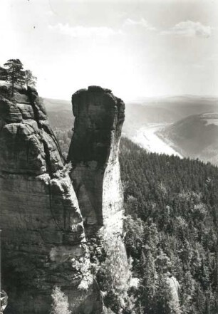 Sächsische Schweiz. Teufelsturm und Elbtal bei Schmilka. Blick vom Massiv nach Südost