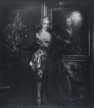 Marquis George de Cuevas auf seinem Kostümfest im Stil Louis XIV.