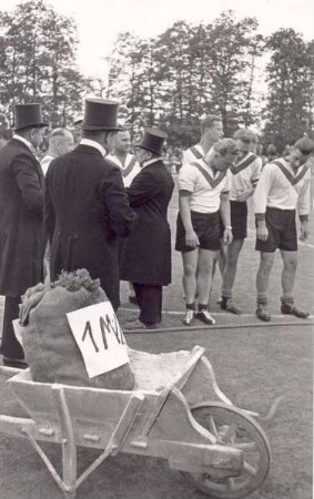 Sportfest "Das grosse Spiel" am 13.07.1957. Aufstellung der Mannschaften vor dem Tauziehen. Detmold. Lagesche Str. Papierabzug
