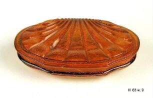 Muschelförmige, flache Dose