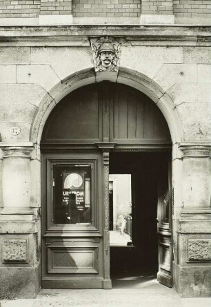 Dresden-Neustadt, Görlitzer Straße 35/37. Doppelwohnhaus mit Laden (um 1900). Portal (Nr. 37)
