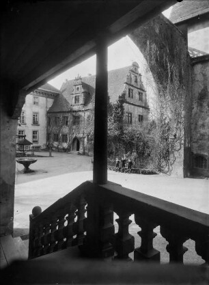 Schlosshof mit Brunnen