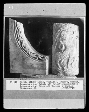 Fragment einer Arkade mit Palmettenrankenfries