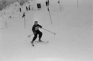Pioniere beim Wettkampf im Skislalom : Teilnehmer bei der Abfahrt
