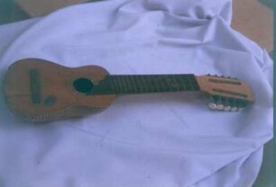 Charango (kleines, gitarrenähnliches Zupfinstrument). Sucre 