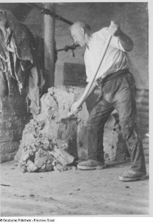 Mann beim Abstechen des Rohtones, Töpferei Paul Mirisch, Pulsnitz : Pulsnitz. Töpferei Paul Mirisch. Abstechen des Rohtones