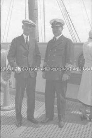 Passagier mit Kapitän Leopold Ziegenbein auf der Kapitänsbrücke des Hochseepassagierdampfers "Bremen"