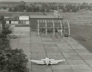Verkehrslandeplatz (ehemaliger Militärflugplatz). Blick vom Tower auf Abfertigung für Rundflüge