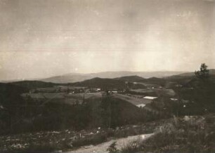 Lückendorf im Zittauer Gebirge. Blick vom Hochwaldweg aus nach Nordosten