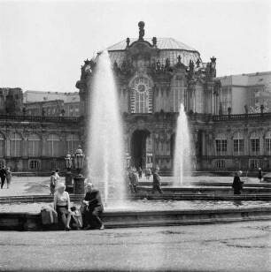 Dresden-Altstadt. Zwinger (1709-1728, M. D. Pöppelmann). Blick über den Zwingerhof und den Glockenspielpavillon nach Südsüdost