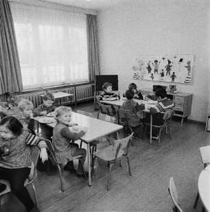 Dresden-Johannstadt, Elisenstraße. Kindergarten. Kinder beim Mittagessen im Gruppenraum