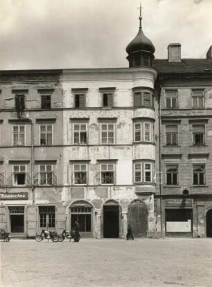 Jindřichův Hradec (Neuhaus). Marktplatz, Teilansicht mit Wohn- und Geschäftshäusern