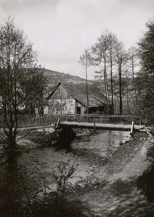 Steinbach-Hallenberg, Am Haselbach : Steinbach-Hallenberg. Am Haselbach mit Holzbrücke