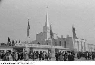 Besucher vor dem Sowjetischen Pavillon