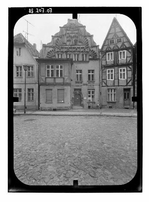 Perleberg, Kirchplatz, 11/10. Wohnhäuser (Nr. 11: 1584). Straßenfront