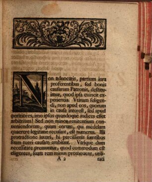Ordinis Ivre Consvltorvm In Academia Vitebergensi H. T. Decanvs Godofridvs Lvdovicvs Mencken ICtvs Potentissimi Poloniarvm Regis Et Principis Electoris Saxoniae Avlae Ac Ivstitiae Nec Non In Svmmo Provocation. Senatv Consiliarivs, Itemqve Collegiorvm, Qvae Vitebergae Florent, Ivridicorvm, Et Ivdicii Provinc. Lvsat. Infer. Assessor : [Dabam Vitebergae D. XIIX. Maj. MDCCXXXVII.]