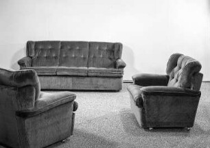 Sitzgruppe : Leipzig. Konsumgütermesse, 1986. Sitzgruppe. Holz, Polsterung mit Plüschbezug, rehbraun (1986; VEB Möbelkombinat Berlin (MKB))