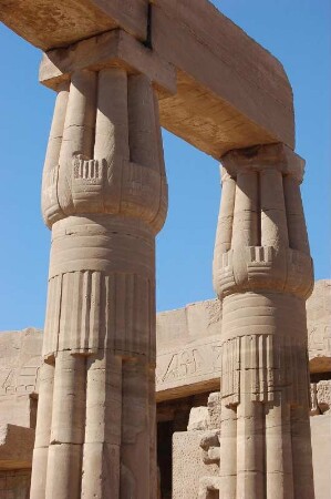 Papyrus-Säulen im Amun-Tempel von Karnak, Luxor