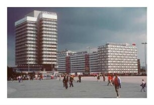 Blick über den Alexanderplatz zum Haus des Reisens