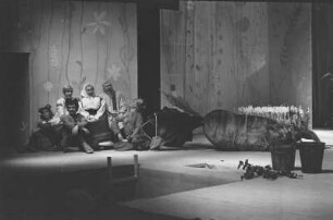 Szenenbilder aus "Das Rübchen", Theaterstück von Pawel Maljarewski nach dem Märchen "Repka“. Aus dem Russischen und Bearbeitung von Horst Hawemann und Peter Ensikat. Theater der Freundschaft Berlin, 29.11.1969