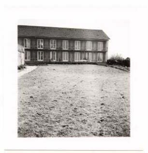 Haus Ottenberg, Kressbronn: Haus mit zwei Treppen zum Garten und Plattenweg