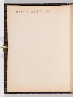 Vorsatz. Fliegendes Blatt. Rückseite : Fotoalbum der Familien Ahlsvede (Reick) und Schneidenbach. Ledereinband, geprägt mit Goldschnitt und Metallschließe; 14,7 x 11,5 x 3,5 cm (um 1890, bestückt ab 1926). Dresden: SLUB/DF 2017.A.355