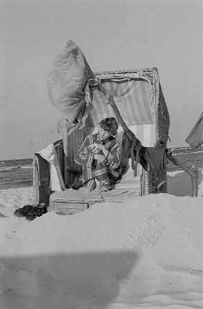 Renate Rössing mit Bademantel in einem Strandkorb