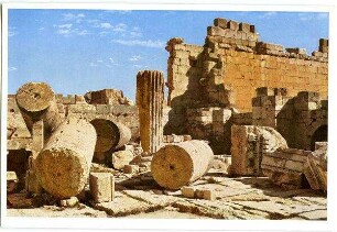 Baalbek. Bacchustempel, Ruinen im Vorraum