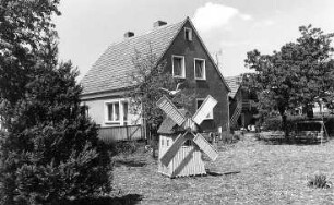 Markersdorf-Jauernick-Buschbach. Windmühlenmodell, rechts an der Straße nach Friedersdorf