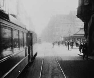 Wilsdruffer Straße, rechts der Altmarkt (Szene aus einem Dokumentarfilm)